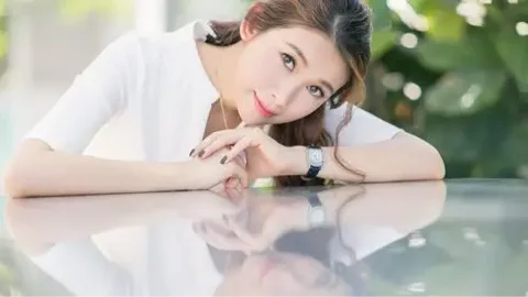 游客喂老虎无动于衷